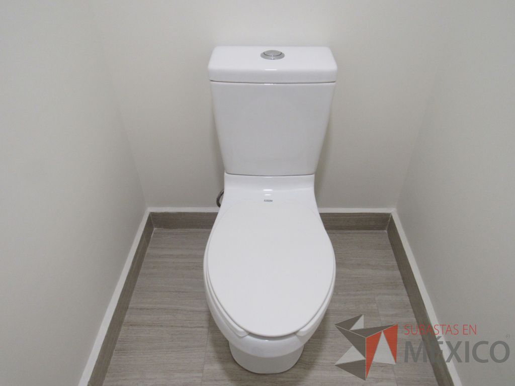 Lote 463 - 2 Juegos de Mobiliario para baño (Gabinete con lavabo, Espejos, Sanitarios, Despachadores de papel) - Imagen 28