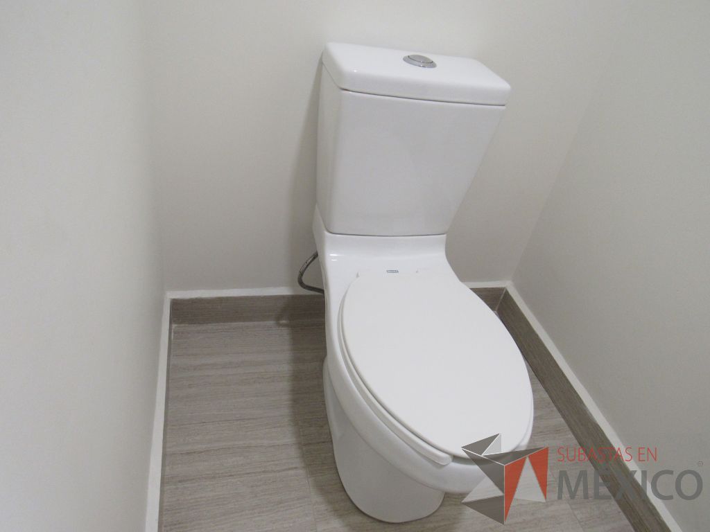 Lote 463 - 2 Juegos de Mobiliario para baño (Gabinete con lavabo, Espejos, Sanitarios, Despachadores de papel) - Imagen 29