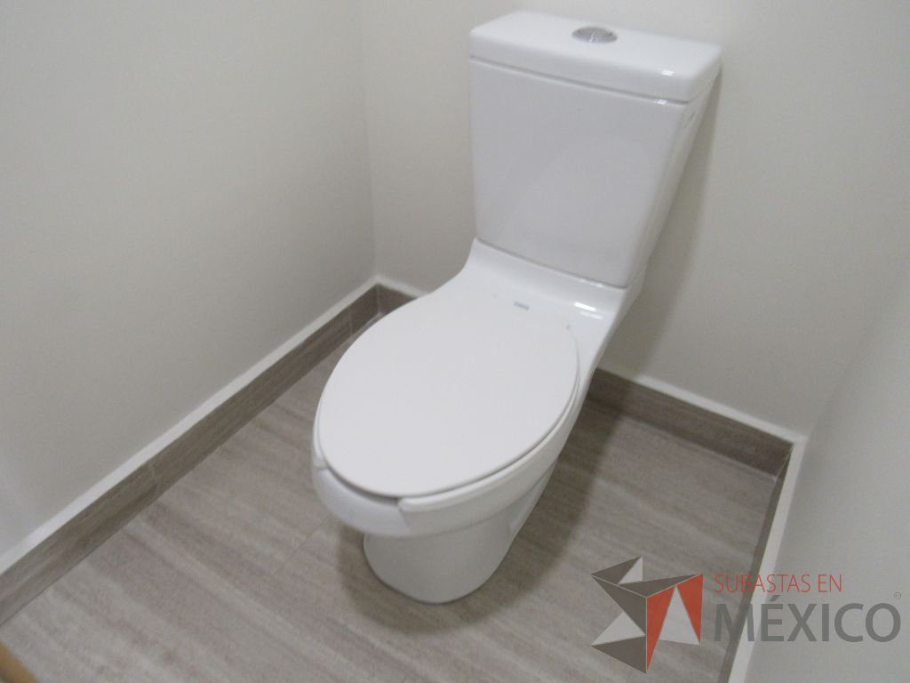 Lote 463 - 2 Juegos de Mobiliario para baño (Gabinete con lavabo, Espejos, Sanitarios, Despachadores de papel) - Imagen 30