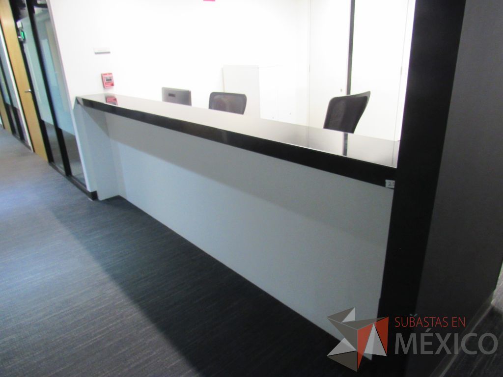 Lote 464 - Estación de trabajo empotrada para 2 personas con repisa color negro