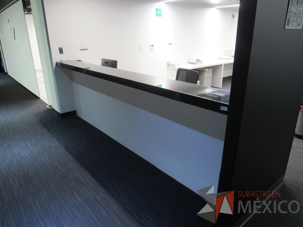 Lote 467 - Estación de trabajo empotrada para 2 personas con repisa color negro - Imagen 4