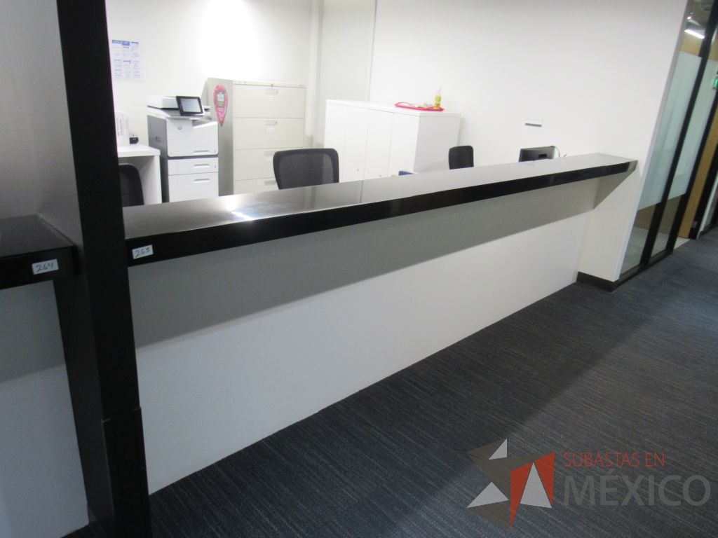 Lote 469 - Estación de trabajo empotrada para 3 personas con repisa color negro - Imagen 2