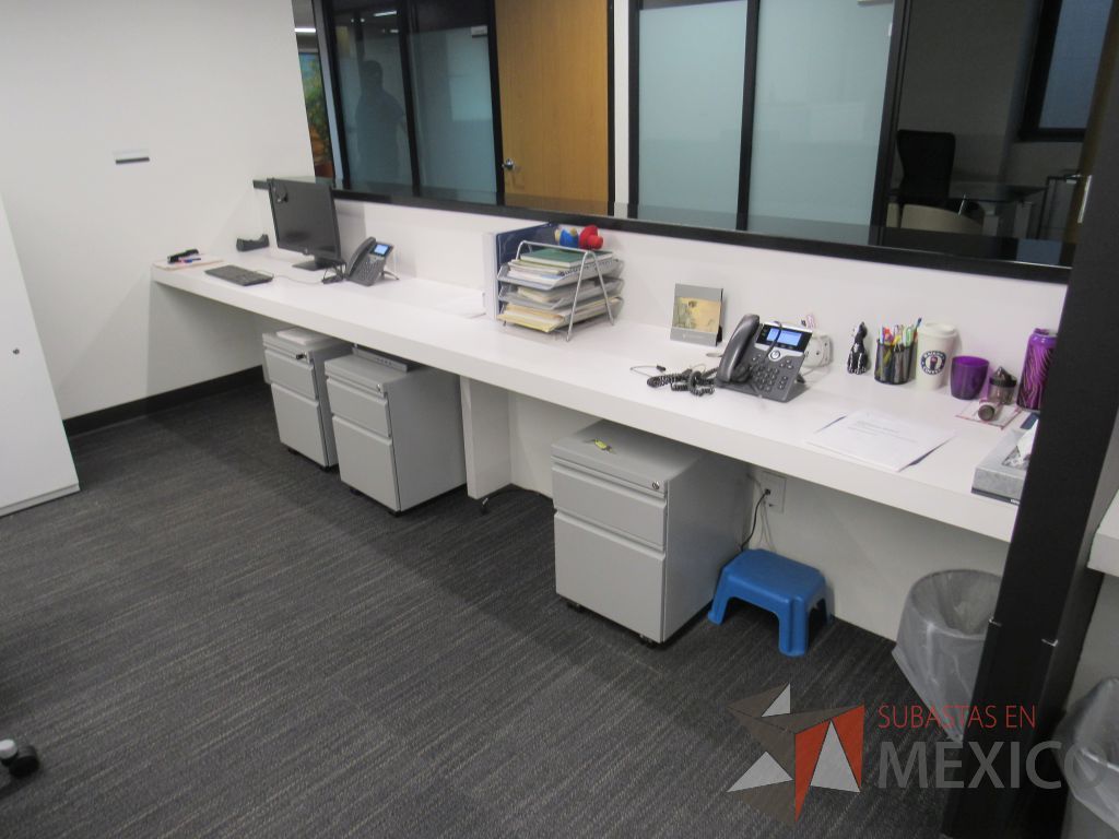 Lote 469 - Estación de trabajo empotrada para 3 personas con repisa color negro - Imagen 6