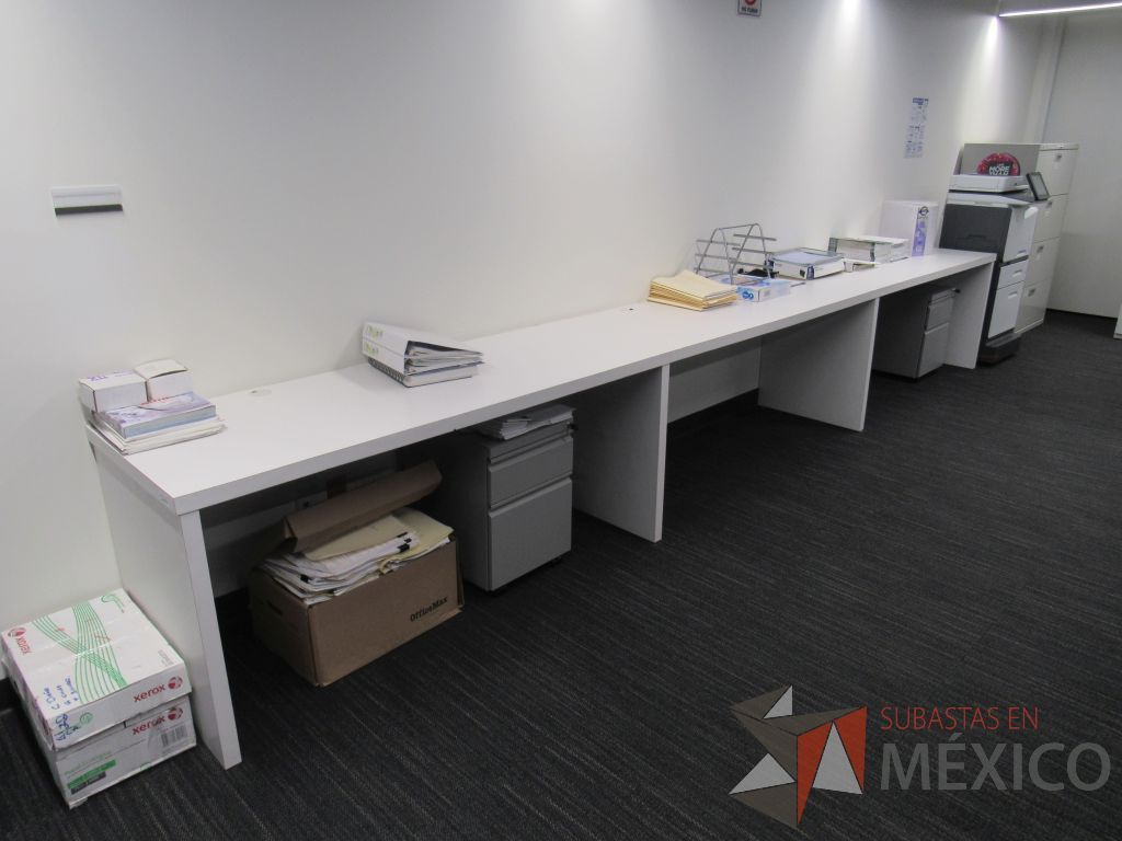 Lote 470 - Estación de trabajo para 3 personas con cubierta color blanco - Imagen 2