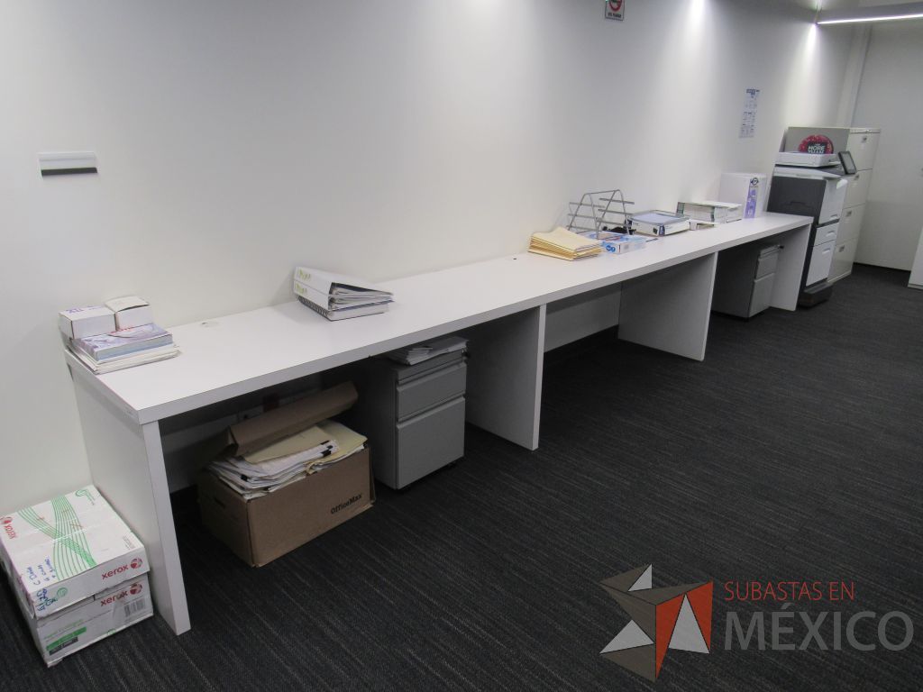 Lote 470 - Estación de trabajo para 3 personas con cubierta color blanco - Imagen 3