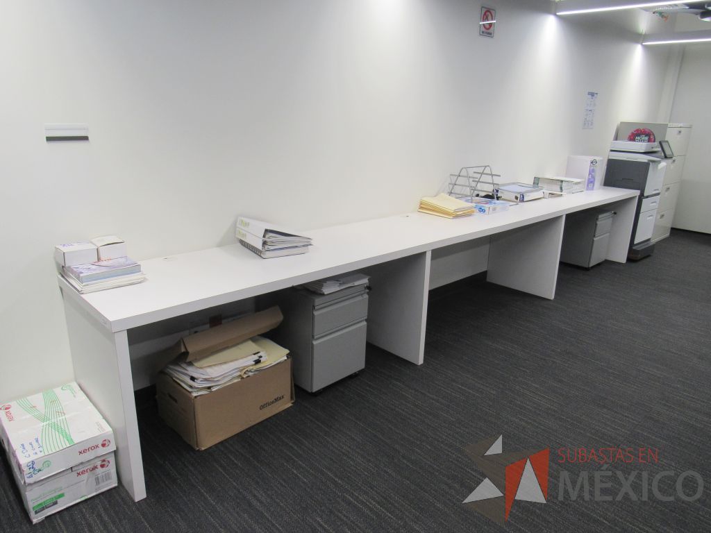 Lote 470 - Estación de trabajo para 3 personas con cubierta color blanco