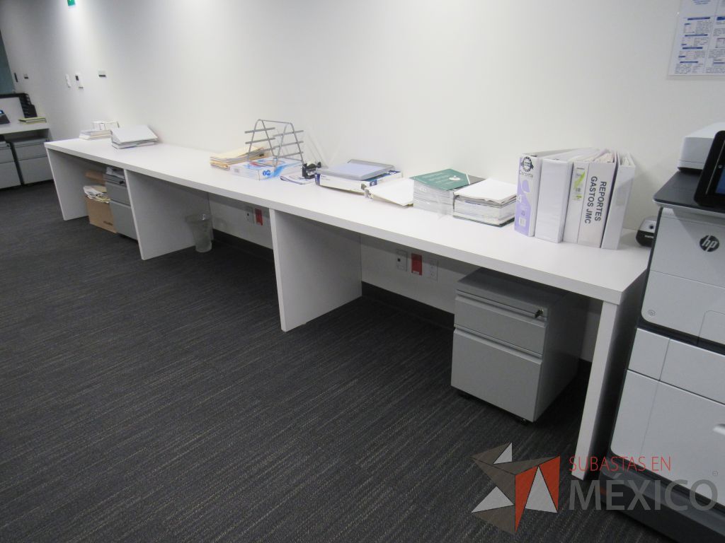 Lote 470 - Estación de trabajo para 3 personas con cubierta color blanco - Imagen 4