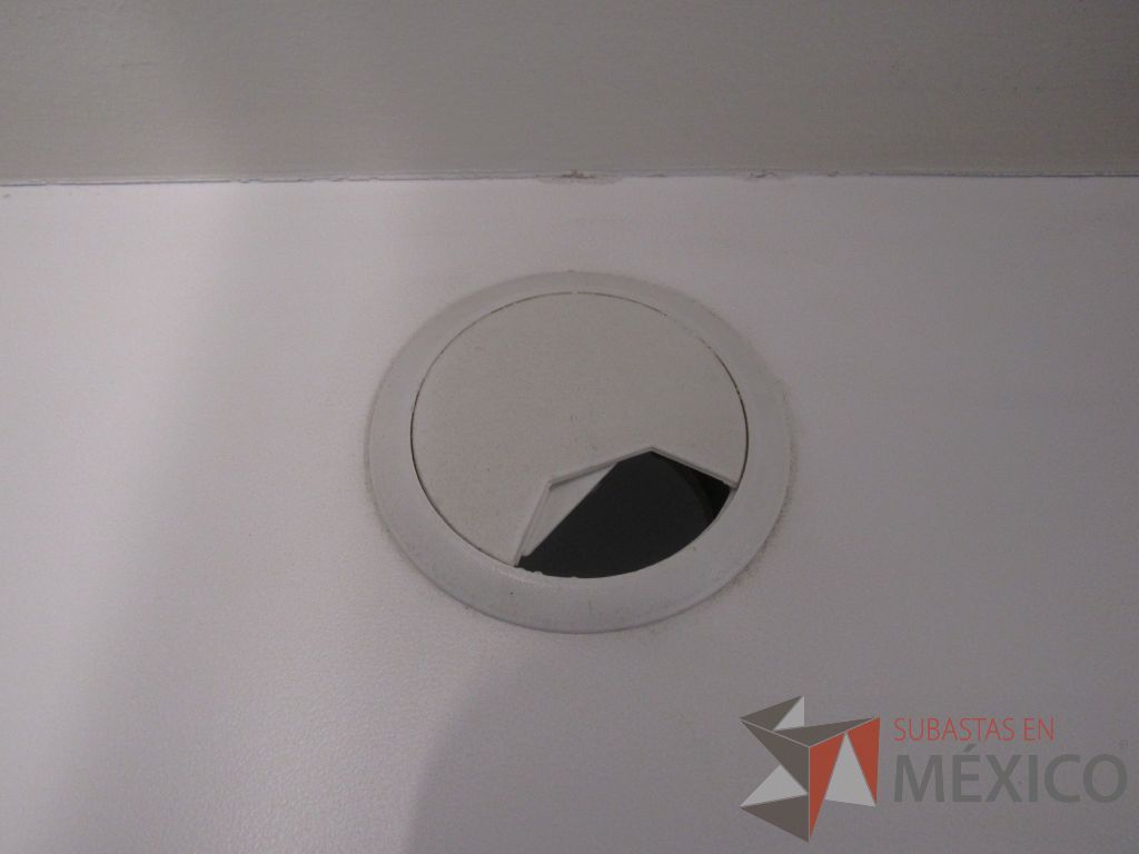 Lote 470 - Estación de trabajo para 3 personas con cubierta color blanco - Imagen 7