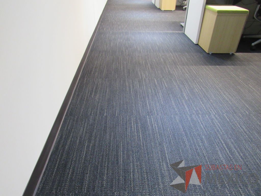 Lote 471 - Lote de alfombra modular color gris oscuro 367m2 aproximadamente - Imagen 2