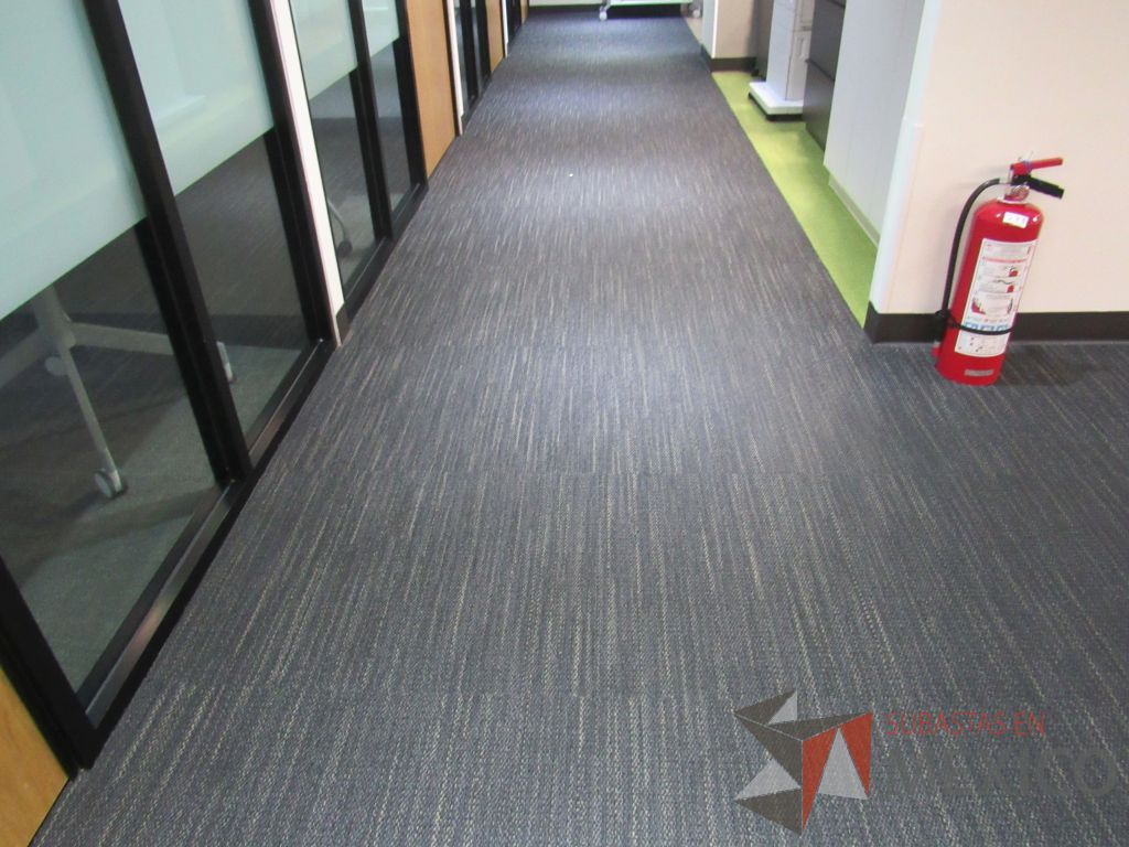 Lote 471 - Lote de alfombra modular color gris oscuro 367m2 aproximadamente - Imagen 3