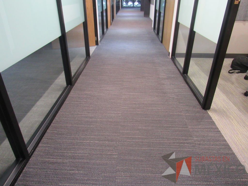 Lote 471 - Lote de alfombra modular color gris oscuro 367m2 aproximadamente
