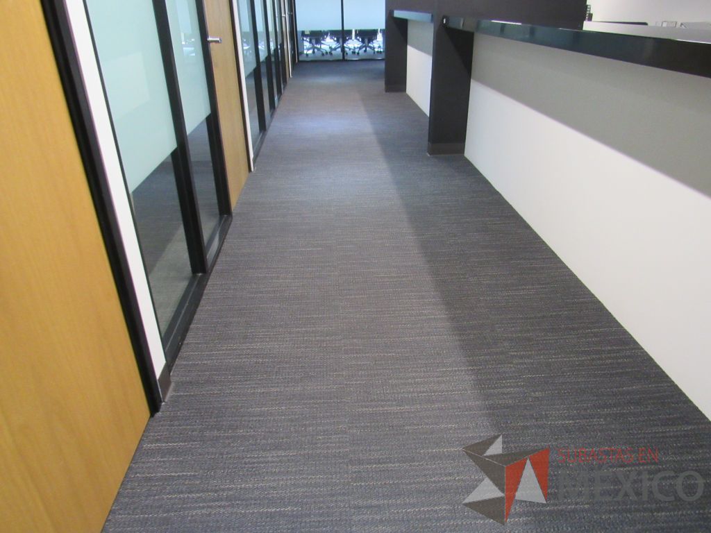 Lote 471 - Lote de alfombra modular color gris oscuro 367m2 aproximadamente - Imagen 4