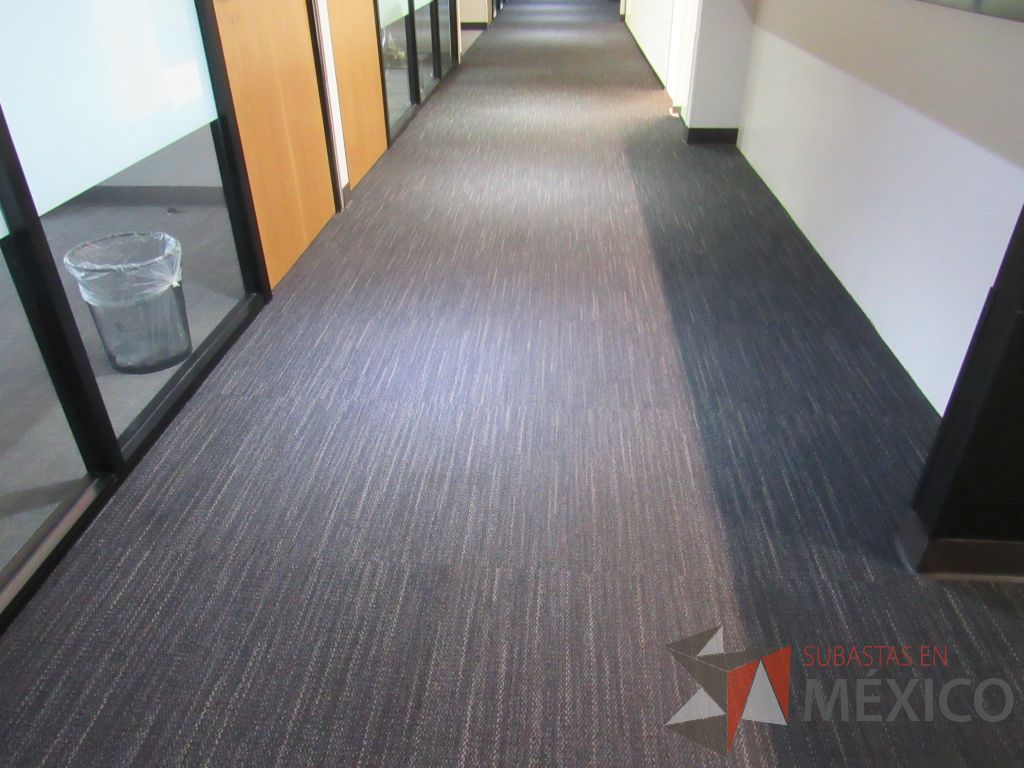 Lote 471 - Lote de alfombra modular color gris oscuro 367m2 aproximadamente - Imagen 5