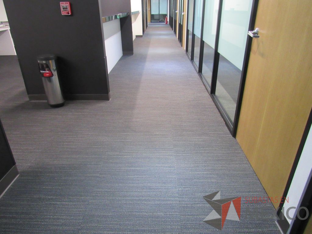 Lote 471 - Lote de alfombra modular color gris oscuro 367m2 aproximadamente - Imagen 6