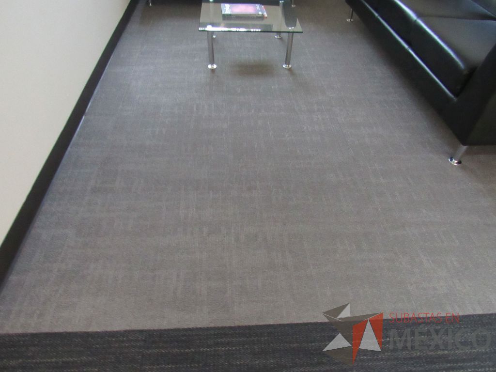 Lote 471 - Lote de alfombra modular color gris oscuro 367m2 aproximadamente - Imagen 7