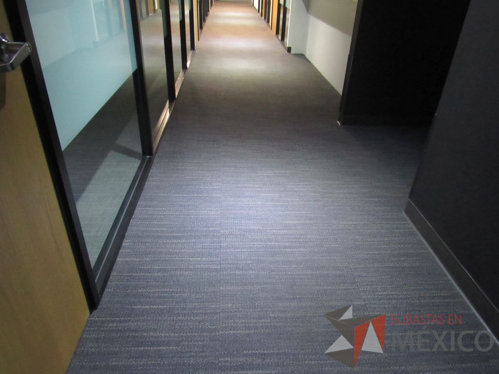 Lote 471 - Lote de alfombra modular color gris oscuro 367m2 aproximadamente - Imagen 9