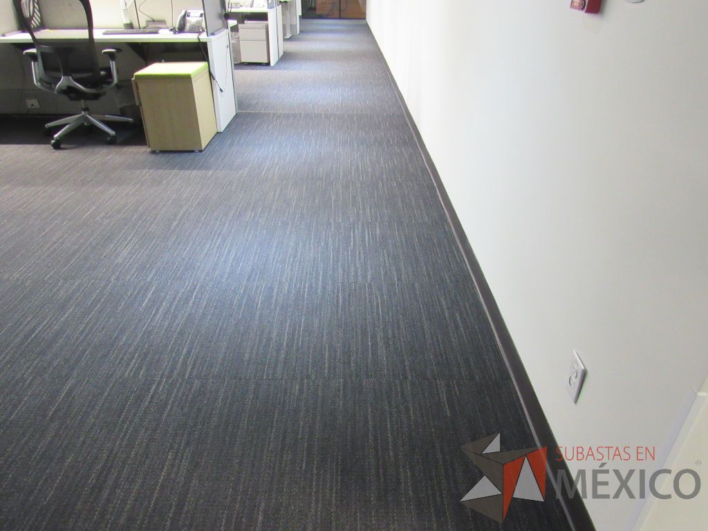 Lote 471 - Lote de alfombra modular color gris oscuro 367m2 aproximadamente - Imagen 12