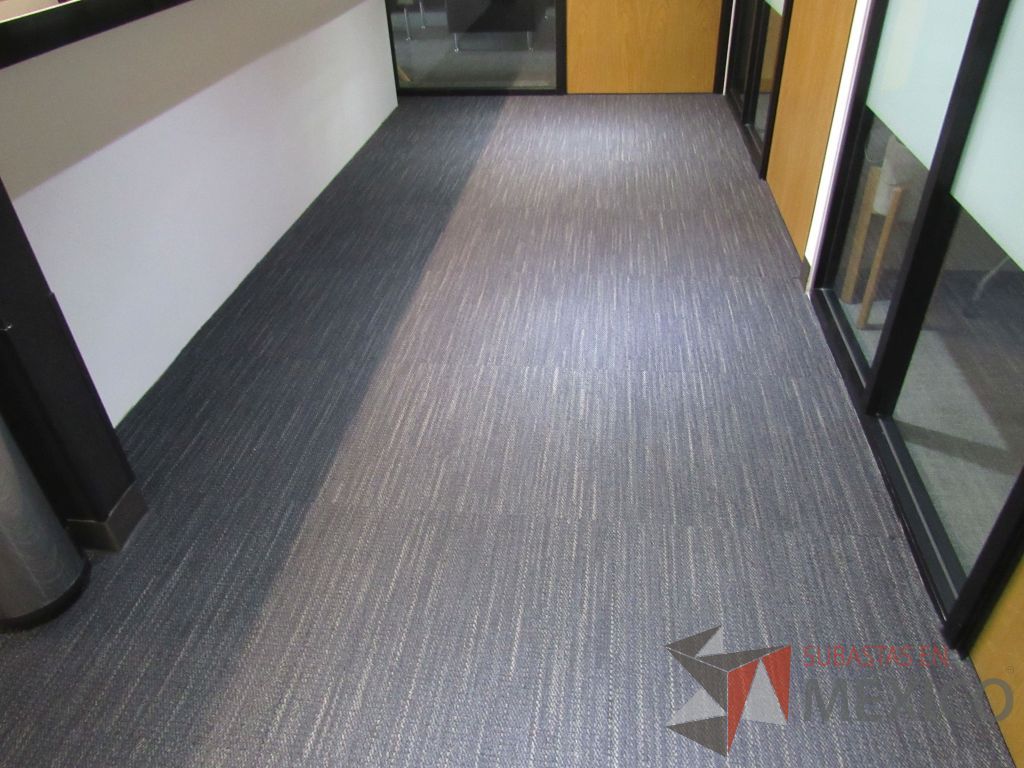 Lote 471 - Lote de alfombra modular color gris oscuro 367m2 aproximadamente - Imagen 16