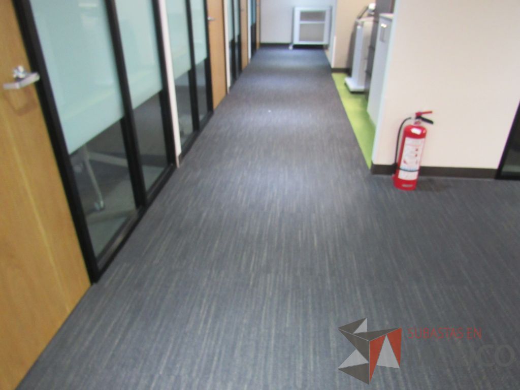 Lote 471 - Lote de alfombra modular color gris oscuro 367m2 aproximadamente - Imagen 20