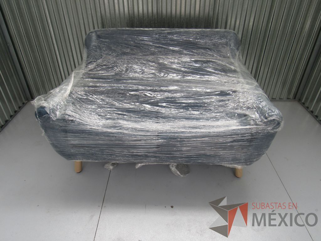 Lote 001 -Sillón de visita de 2 plazas en tela color azul con patas de madera - Imagen 3