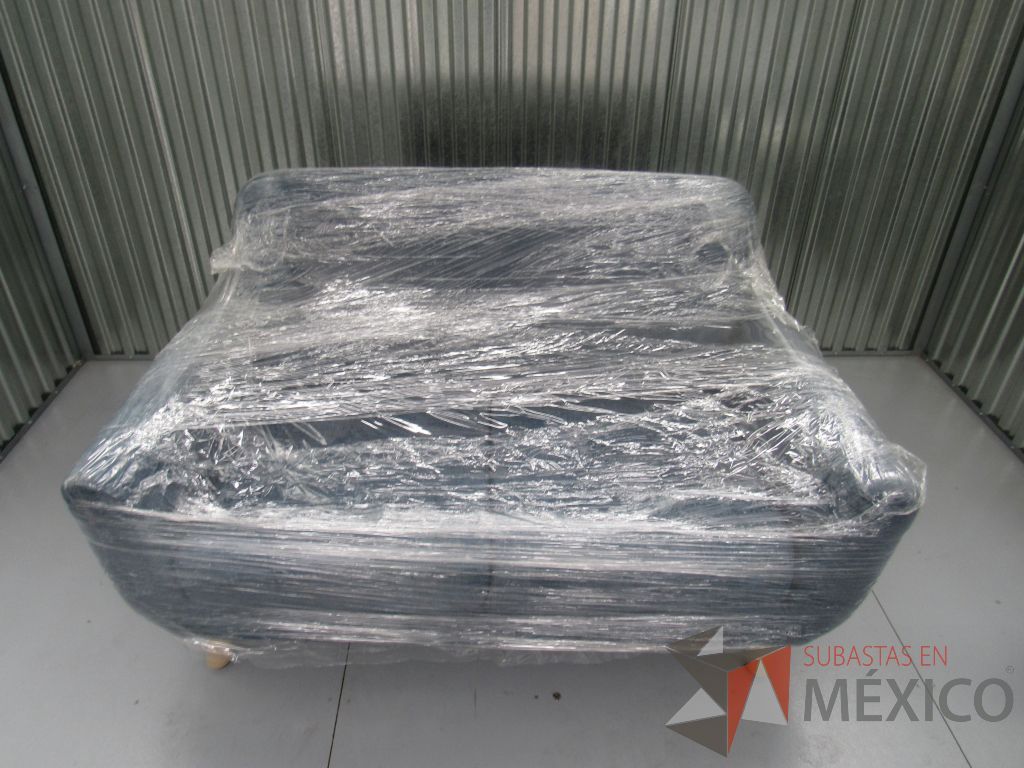 Lote 001 -Sillón de visita de 2 plazas en tela color azul con patas de madera - Imagen 6
