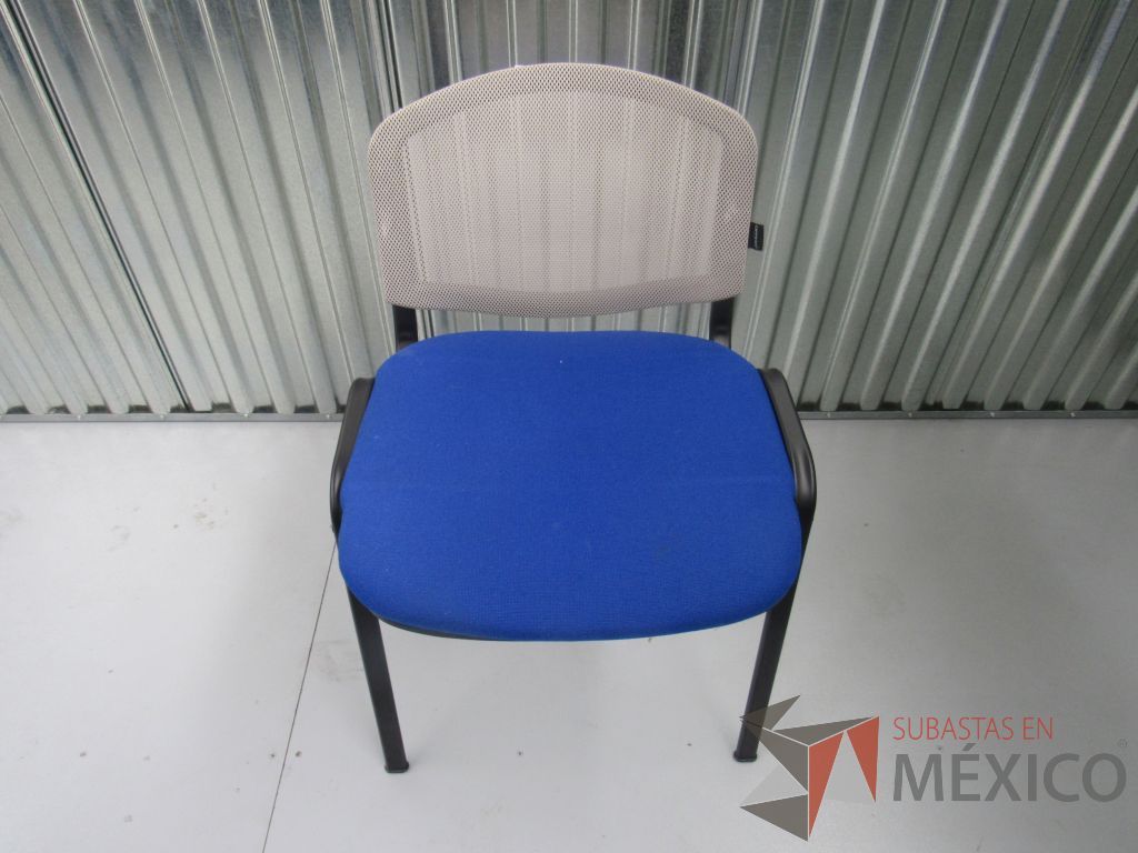 Lote 010 -2 Sillas de visita sin descansabrazos, respaldo de malla y asiento en tela color azul, OFFIHO
