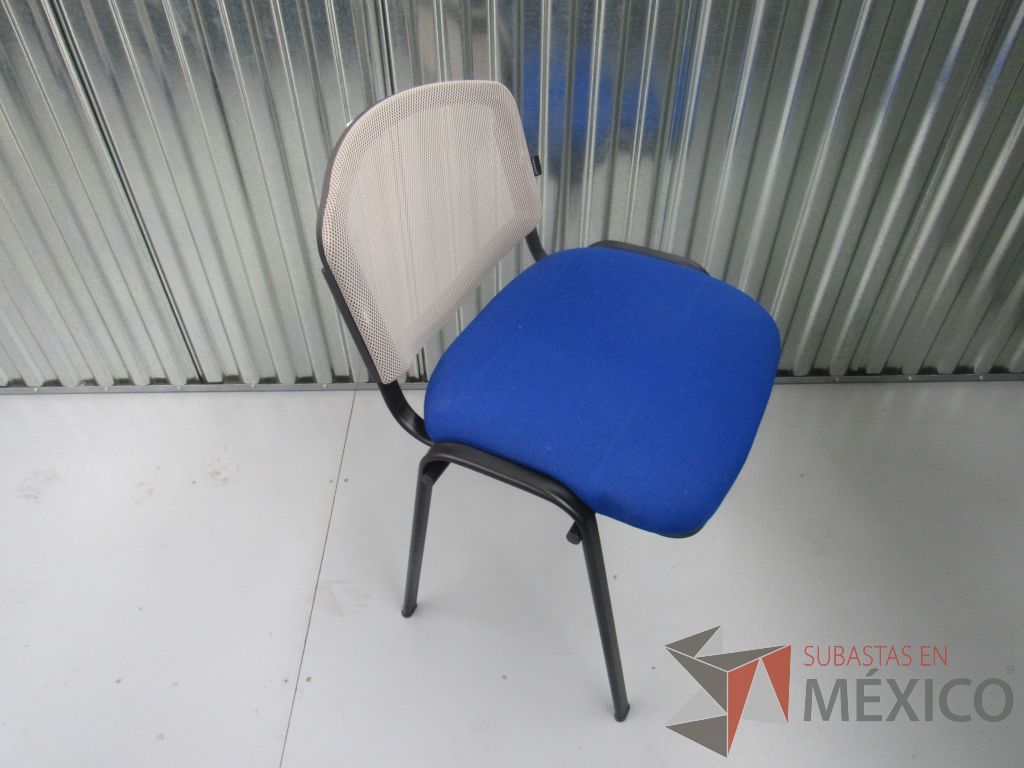 Lote 010 -2 Sillas de visita sin descansabrazos, respaldo de malla y asiento en tela color azul, OFFIHO - Imagen 3