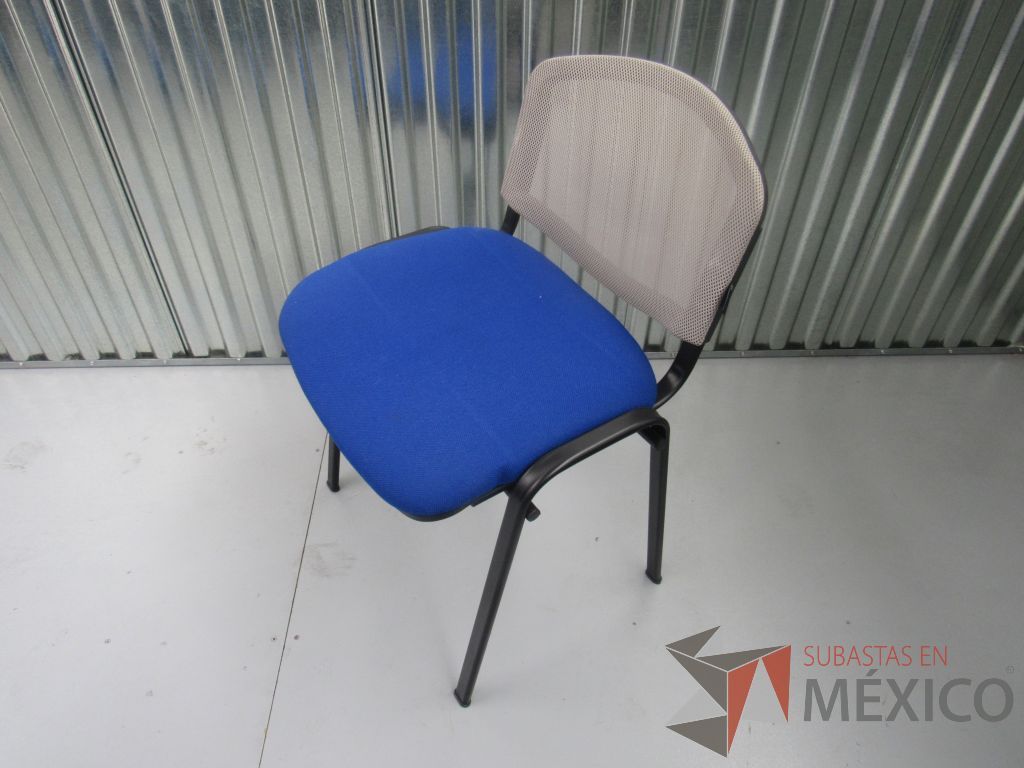 Lote 010 -2 Sillas de visita sin descansabrazos, respaldo de malla y asiento en tela color azul, OFFIHO - Imagen 4