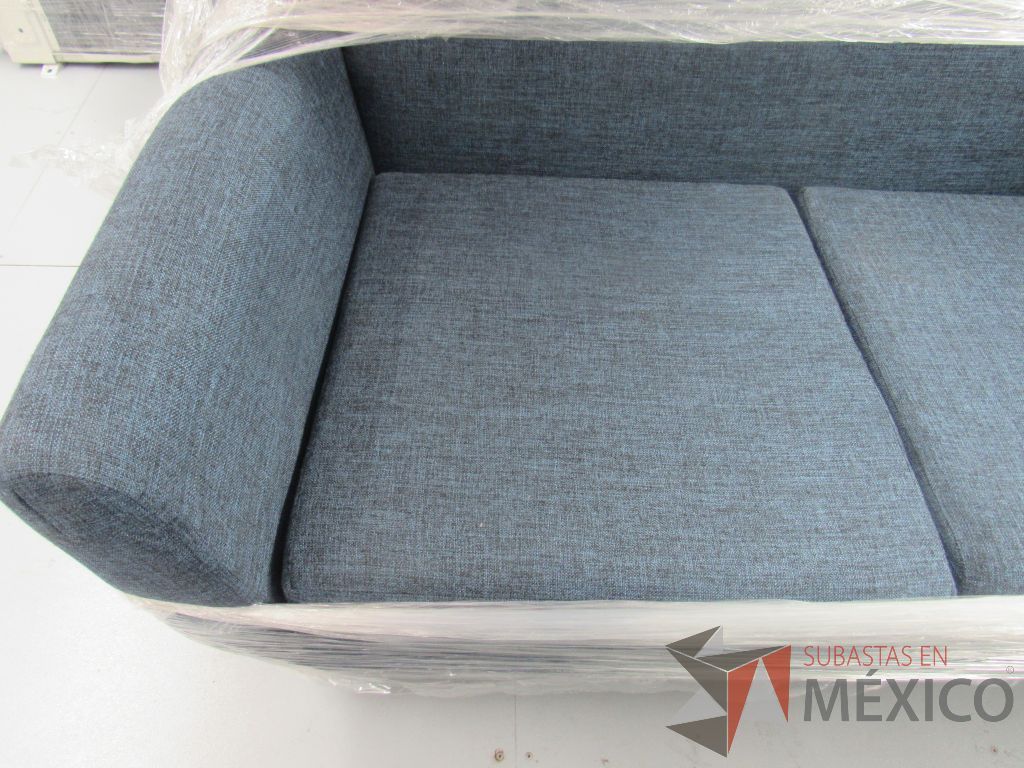 Lote 001 -Sillón de visita de 2 plazas en tela color azul con patas de madera - Imagen 4