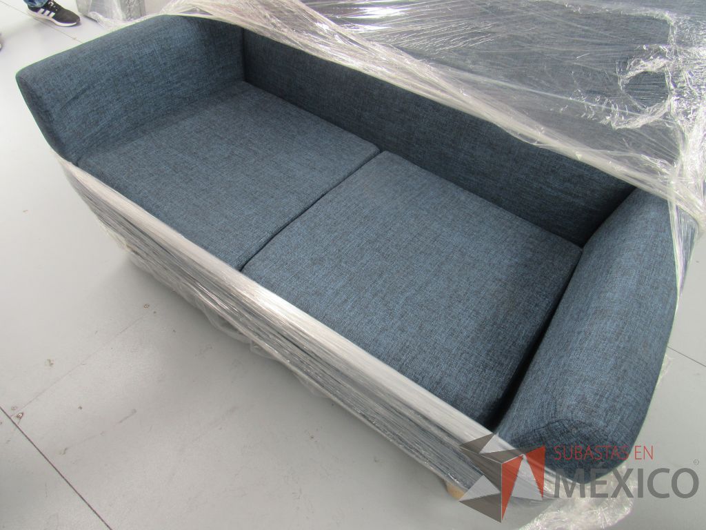 Lote 001 -Sillón de visita de 2 plazas en tela color azul con patas de madera - Imagen 18