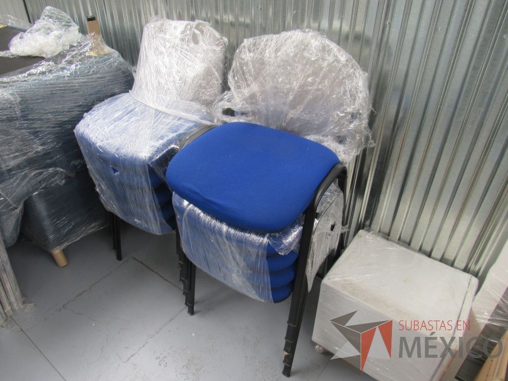 Lote 010 -2 Sillas de visita sin descansabrazos, respaldo de malla y asiento en tela color azul, OFFIHO - Imagen 2