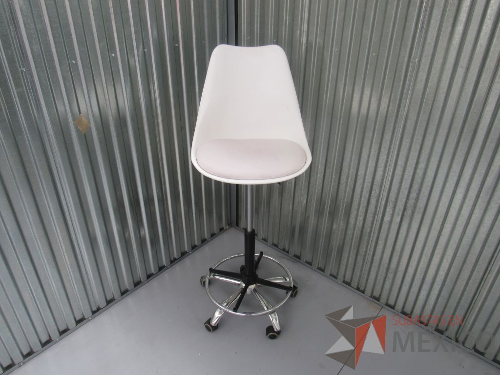 Lote 018 -2 Sillas de barra ajustable con respaldo de plastico y asiento tipo piel en color blanco