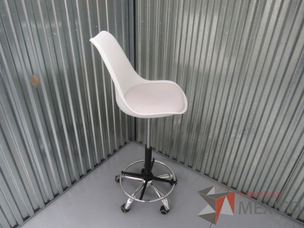 Lote 018 -2 Sillas de barra ajustable con respaldo de plastico y asiento tipo piel en color blanco - Imagen 2
