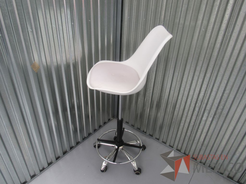 Lote 018 -2 Sillas de barra ajustable con respaldo de plastico y asiento tipo piel en color blanco - Imagen 3