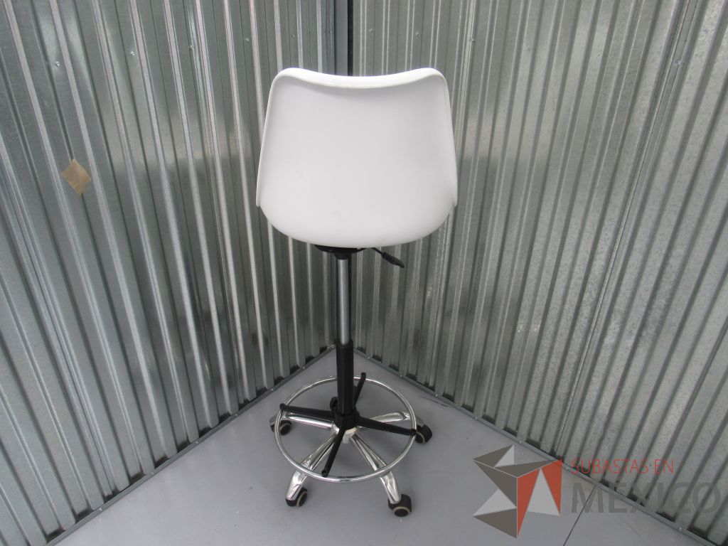 Lote 018 -2 Sillas de barra ajustable con respaldo de plastico y asiento tipo piel en color blanco - Imagen 4