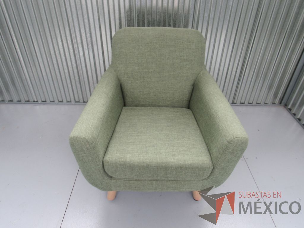 Lote 022 -Sillón de visita en tela color verde con patas de madera