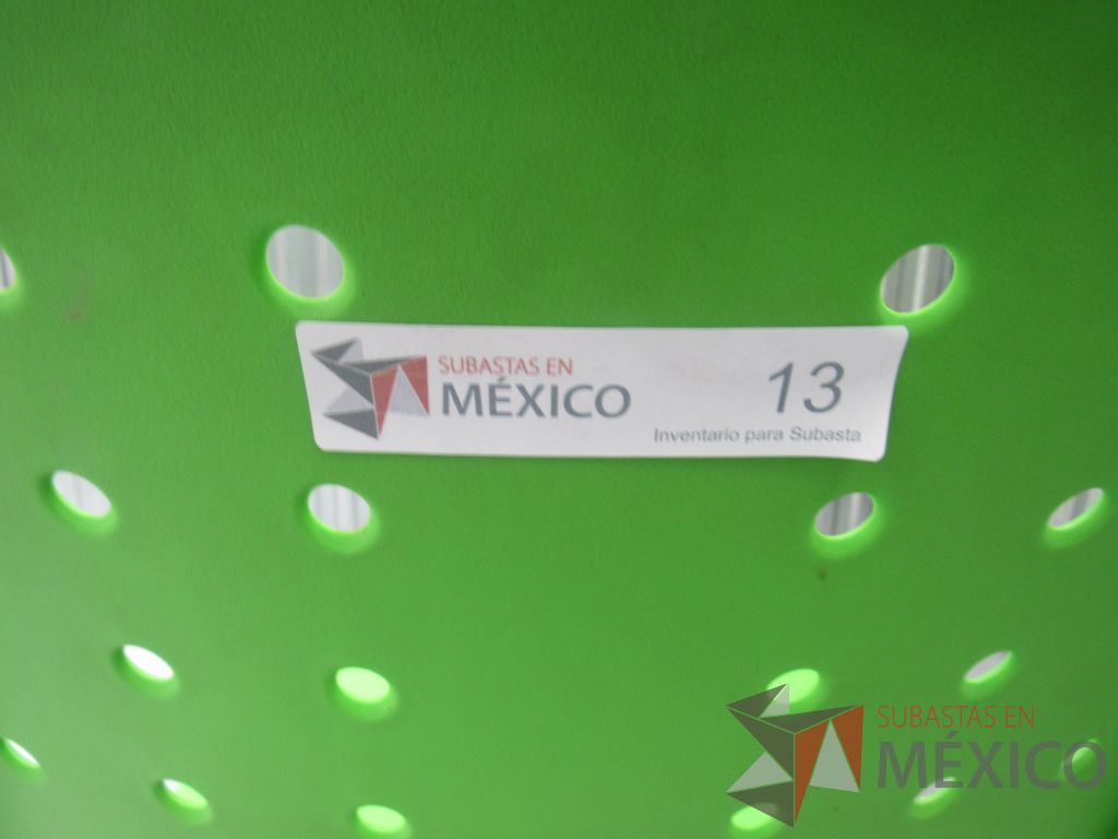Lote 025 -2 Sillas de comedor con respaldo y asiento en color verde de plástico, patas metalicas - Imagen 2