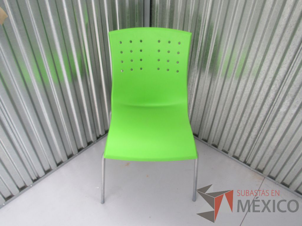 Lote 025 -2 Sillas de comedor con respaldo y asiento en color verde de plástico, patas metalicas