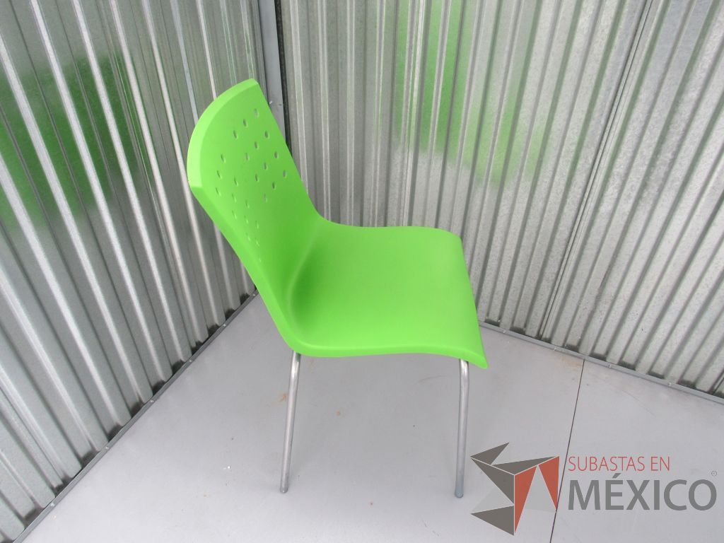Lote 026 -2 Sillas de comedor con respaldo y asiento en color verde de plástico, patas metálicas - Imagen 6