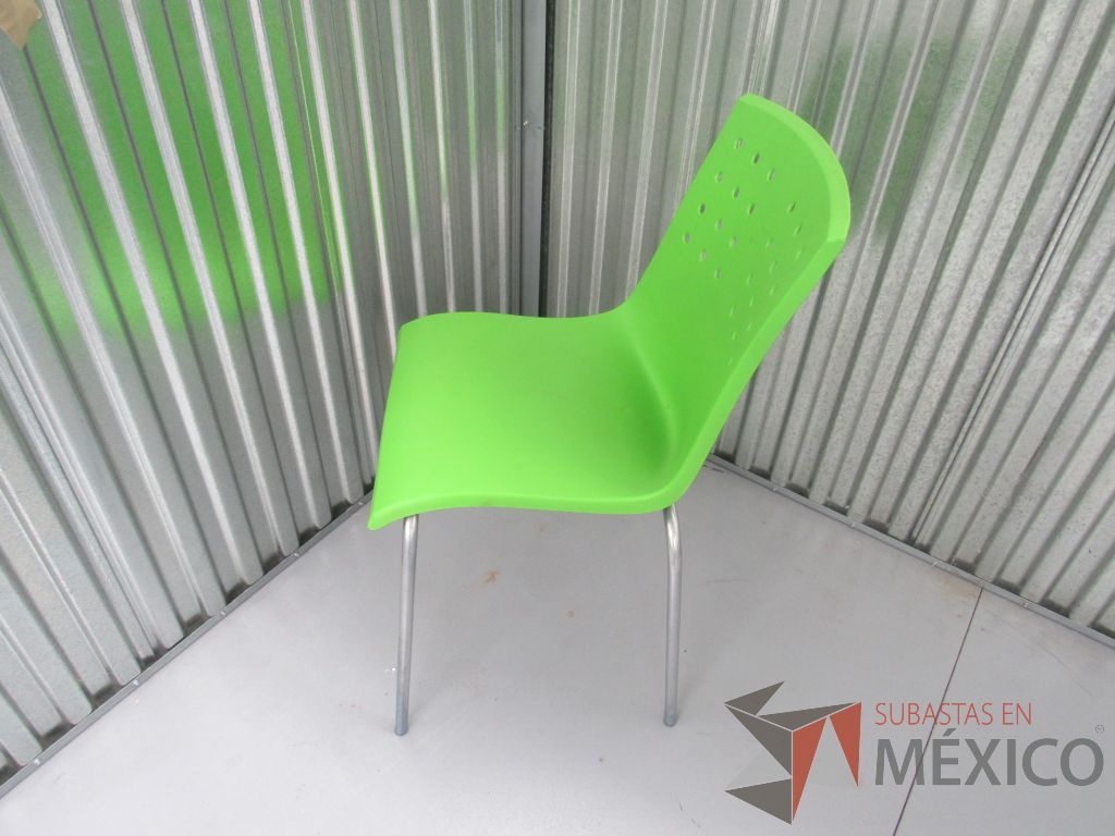 Lote 026 -2 Sillas de comedor con respaldo y asiento en color verde de plástico, patas metálicas - Imagen 7