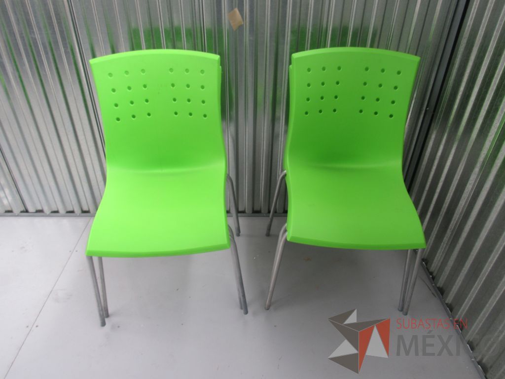 Lote 025 -2 Sillas de comedor con respaldo y asiento en color verde de plástico, patas metalicas - Imagen 6
