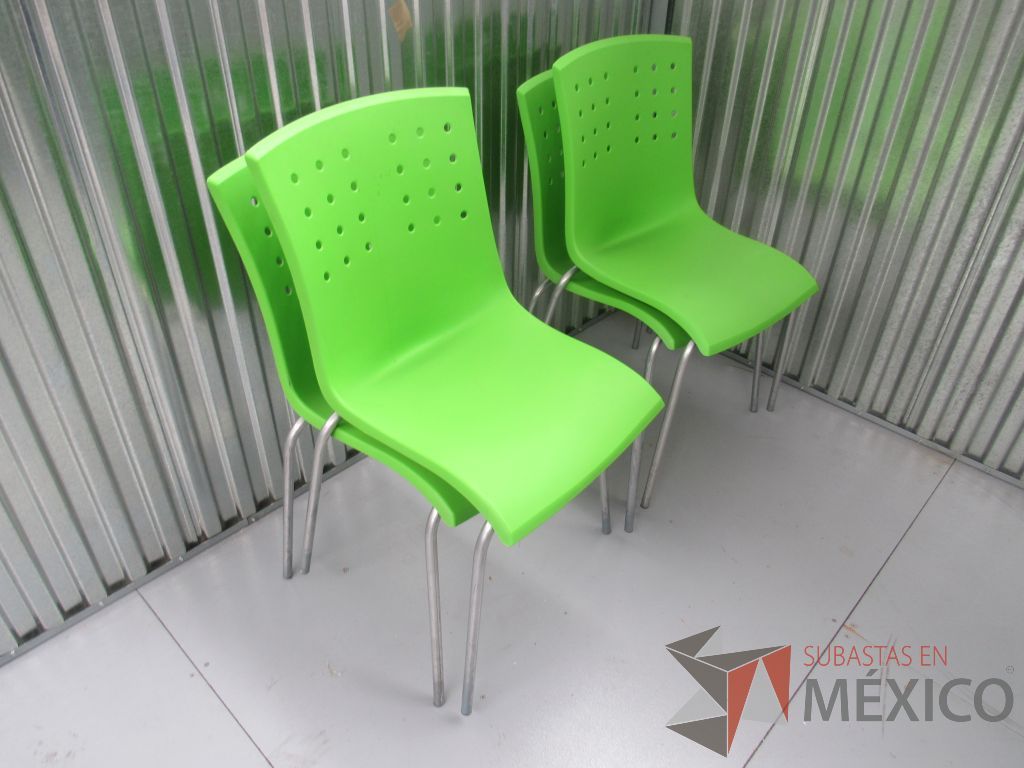 Lote 025 -2 Sillas de comedor con respaldo y asiento en color verde de plástico, patas metalicas - Imagen 7