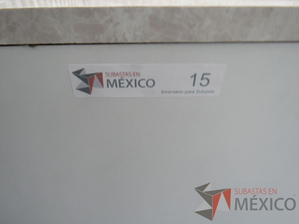 Lote 028 -Tarja de acero con llaves en barra tipo madera, gabinete de 3 puertas y 2 cajones en color blanco - Imagen 3