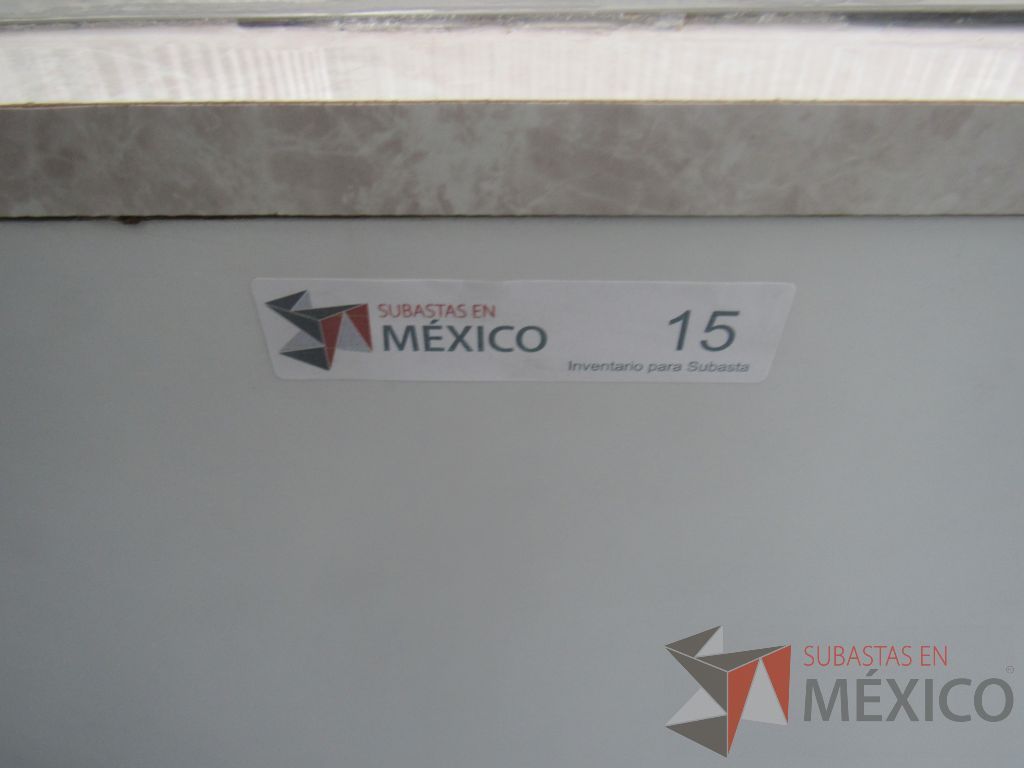 Lote 028 -Tarja de acero con llaves en barra tipo madera, gabinete de 3 puertas y 2 cajones en color blanco - Imagen 5