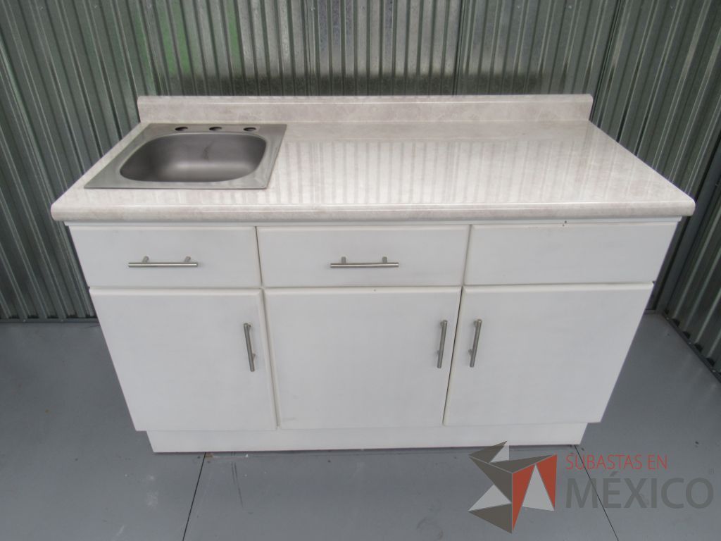 Lote 028 -Tarja de acero con llaves en barra tipo madera, gabinete de 3 puertas y 2 cajones en color blanco - Imagen 6