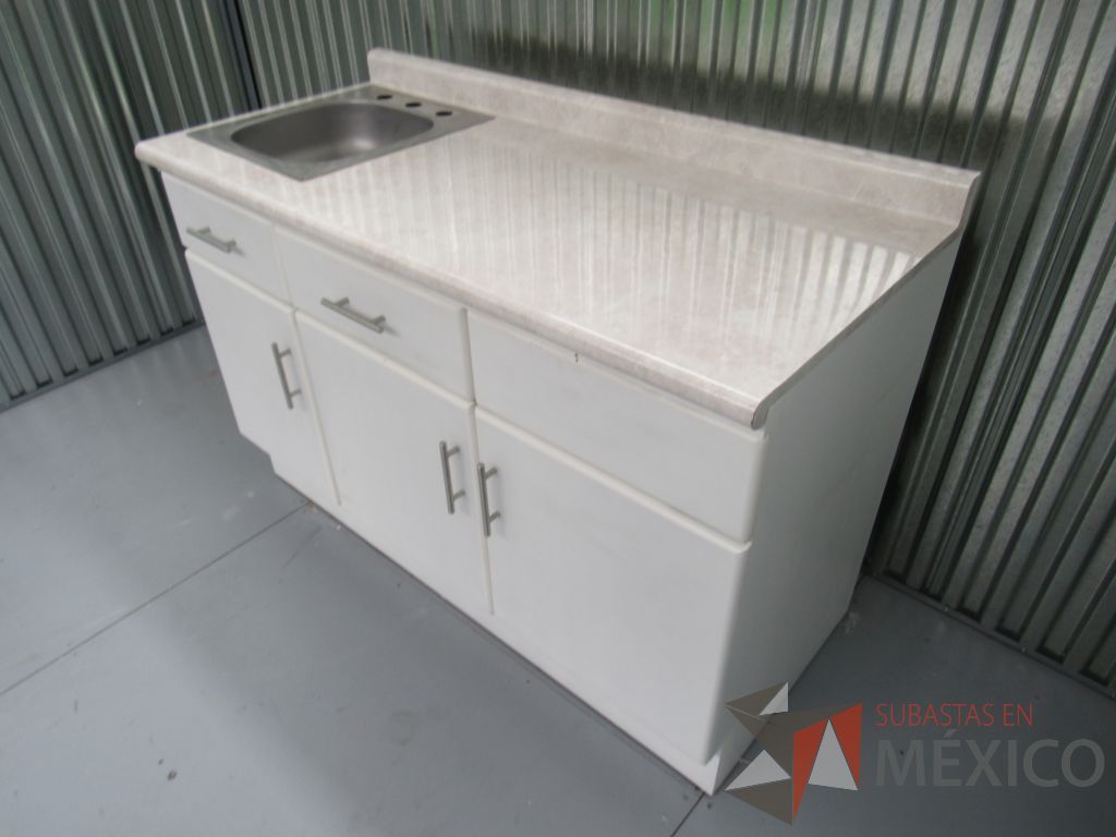 Lote 028 -Tarja de acero con llaves en barra tipo madera, gabinete de 3 puertas y 2 cajones en color blanco - Imagen 8