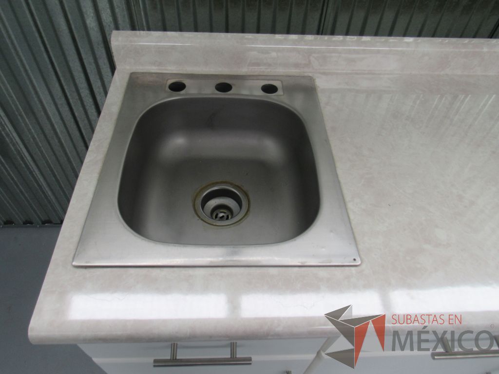 Lote 028 -Tarja de acero con llaves en barra tipo madera, gabinete de 3 puertas y 2 cajones en color blanco - Imagen 9