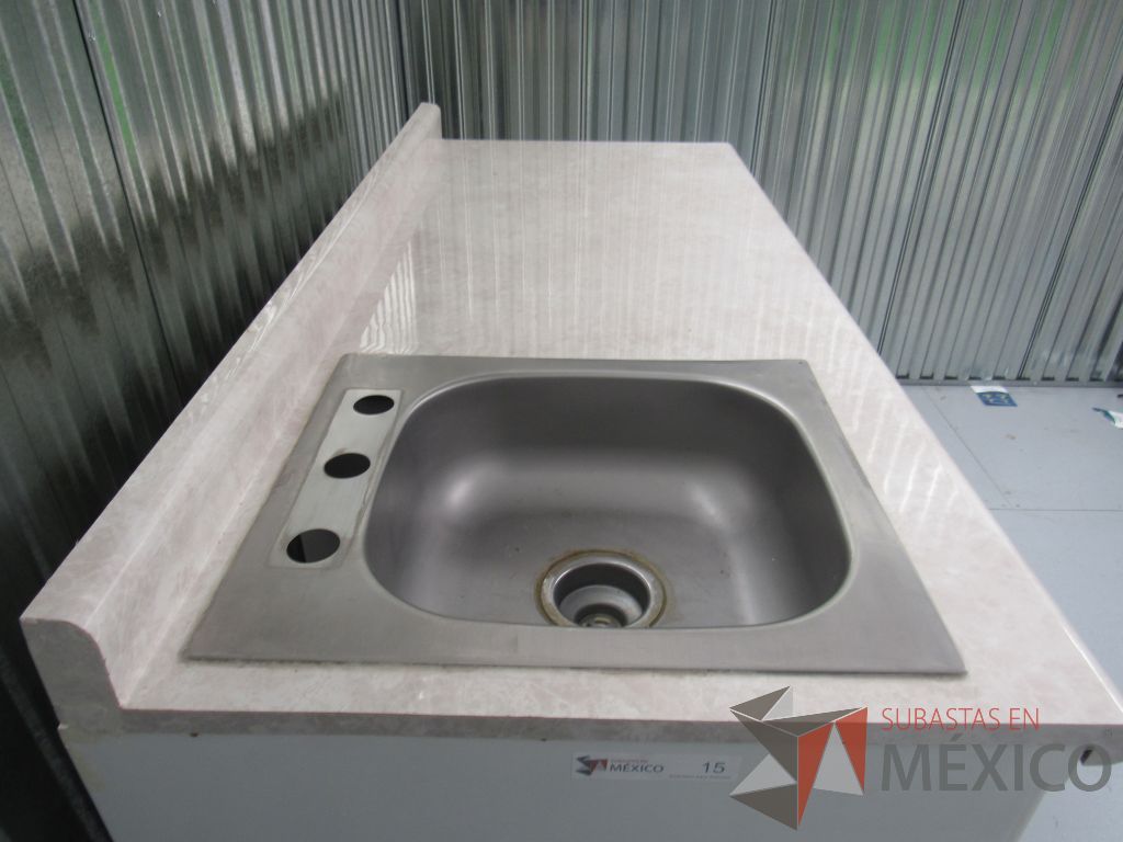 Lote 028 -Tarja de acero con llaves en barra tipo madera, gabinete de 3 puertas y 2 cajones en color blanco - Imagen 10