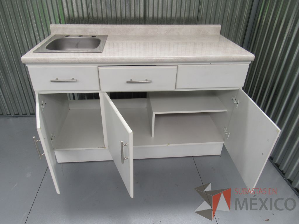 Lote 028 -Tarja de acero con llaves en barra tipo madera, gabinete de 3 puertas y 2 cajones en color blanco