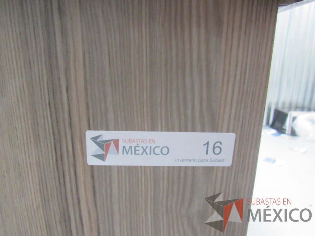 Lote 029 -Barra tipo madera con gabinete de dos puertas y gabinete de una puerta con un cajón - Imagen 2